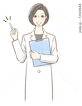 笑顔で指を差す正面向きの白衣を着た女性 72929688