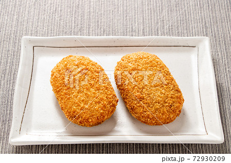 コロッケ(平たい小判型のポテトコロッケ)2つ。 コロッケ(平たい小判型のポテトコロッケ)2つ。 72930209