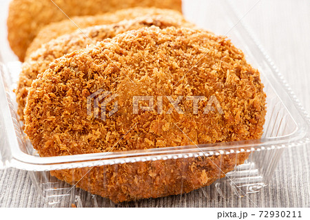 テイクアウト容器に入れられたメンチカツ(ミンチカツ)。 テイクアウト容器に入れられたメンチカツ(ミンチカツ)。 72930211