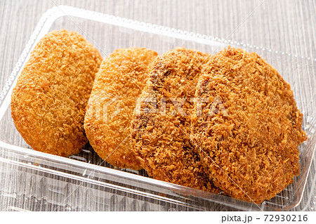 テイクアウト容器に入れられたメンチカツ(ミンチカツ)とコロッケ。 テイクアウト容器に入れられたメンチカツ(ミンチカツ)とコロッケ。 72930216