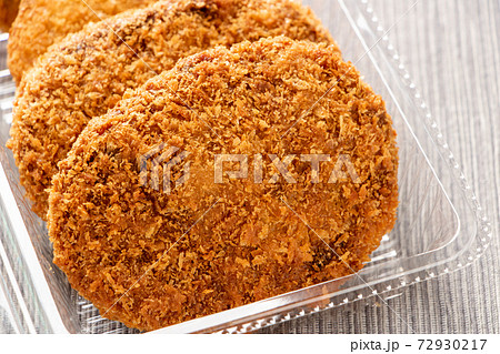 テイクアウト容器に入れられたメンチカツ(ミンチカツ)。 72930217