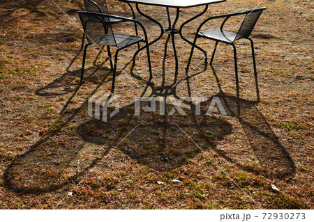 冬の公園の椅子とテーブル 72930273