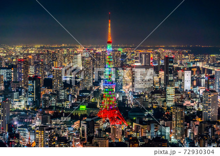六本木ヒルズから見た東京の夜景。クリスマス仕様のライトアップ 六本木ヒルズから見た東京の夜景。クリスマス仕様のライトアップ 72930304