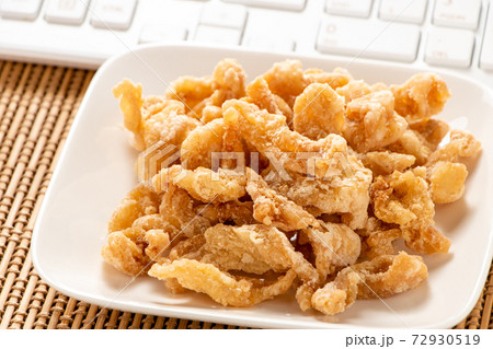 オンライン飲み会のおつまみイメージ。鶏皮唐揚げとキーボード。 オンライン飲み会のおつまみイメージ。鶏皮唐揚げとキーボード。 72930519