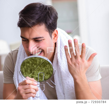 Man preparing to shave at home 72930784