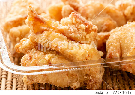 テイクアウトイメージ。透明プラスチック容器に入れられた、鶏肉の唐揚げ。 テイクアウトイメージ。透明プラスチック容器に入れられた、鶏肉の唐揚げ。 72931645