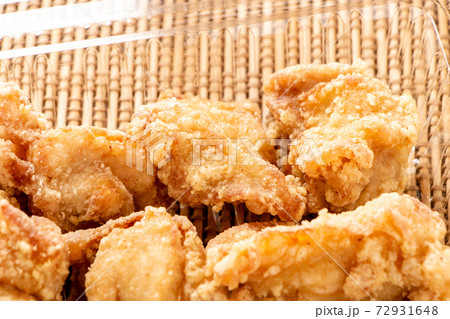 テイクアウトイメージ。透明プラスチック容器に入れられた、鶏肉の唐揚げ。 テイクアウトイメージ。透明プラスチック容器に入れられた、鶏肉の唐揚げ。 72931648