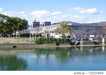 晩秋の元安川と平和資料館の景色 晩秋の元安川と平和資料館の景色 72931690
