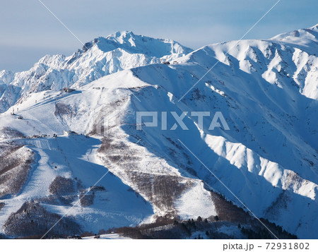 岩岳スノーフィールド山頂から白馬八方尾根スキー場と五竜岳の遠望 72931802
