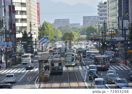 広島市街地、路面電車の走る街並み 72933208