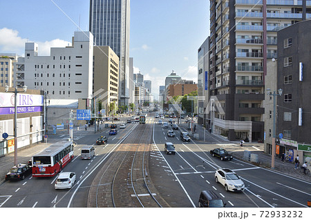 広島市街地、路面電車の走る街並み 72933232