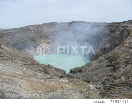 阿蘇中岳の噴火口を覗く 阿蘇中岳の噴火口を覗く 72934412