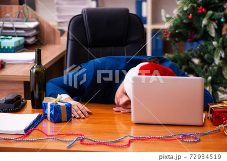 Employee in the office during christmas party Employee in the office during christmas party 72934519