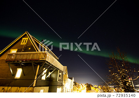 オーロラのライン　緑の夜空 72935140