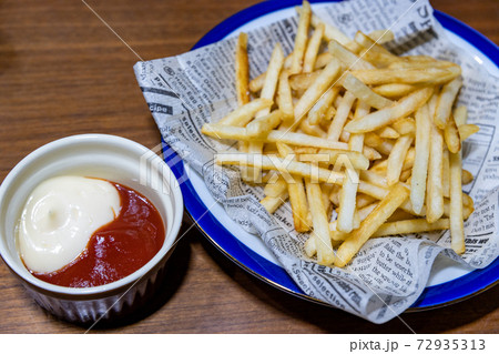 フライドポテトとケチャップとマヨネーズの写真素材