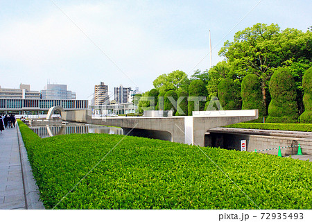 広島 初夏の平和祈念公園 平和の灯と広島平和記念資料館本館の写真素材