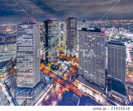 高層ビルが立ち並ぶ新宿の夜景 高層ビルが立ち並ぶ新宿の夜景 72935618