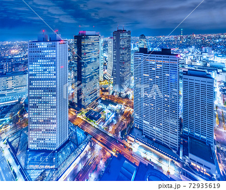 高層ビルが立ち並ぶ新宿の夜景の写真素材