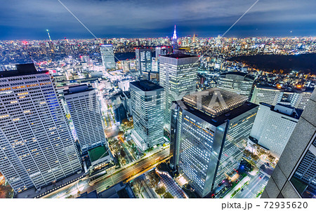 高層ビルが立ち並ぶ新宿の夜景 72935620