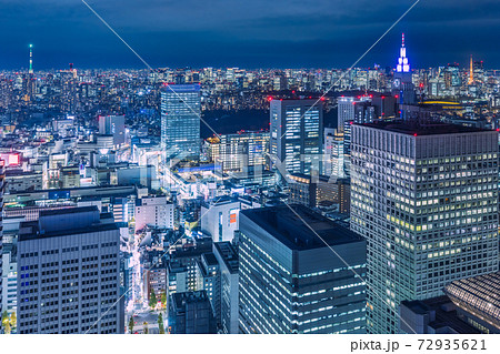 高層ビルが立ち並ぶ新宿の夜景 高層ビルが立ち並ぶ新宿の夜景 72935621