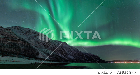 オーロラ鑑賞　360度オーロラの夜空　フィヨルドのオーロラ　砂浜で見るオーロラ　緑の夜空 72935847