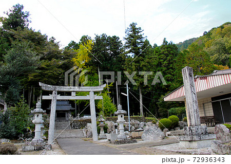 丹波篠山市側からの金山城跡登山口の近くにある折入神社(おいれじんじゃ)　別アングル 72936343