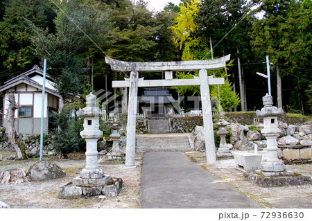 丹波篠山市側からの金山城跡登山口の近くにある折入神社(おいれじんじゃ)　正面より 72936630