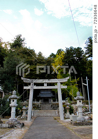 丹波篠山市側からの金山城跡登山口の近くにある折入神社(おいれじんじゃ)　正面より　縦位置 72936648
