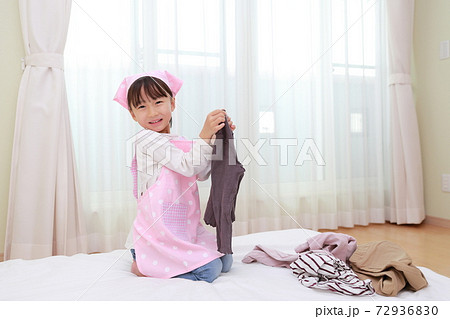 洗濯物をたたむお手伝をする5歳の女の子 洗濯物をたたむお手伝をする5歳の女の子 72936830