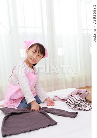 洗濯物をたたむお手伝をする5歳の女の子 洗濯物をたたむお手伝をする5歳の女の子 72936831