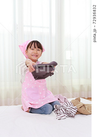 洗濯物をたたむお手伝をする5歳の女の子 72936832