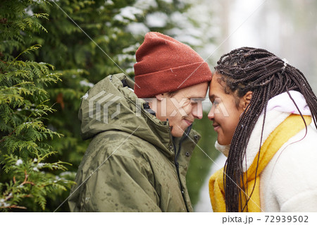 Loving couple in winter Loving couple in winter 72939502