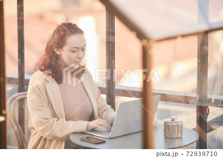 Woman working in coffee shop Woman working in coffee shop 72939710