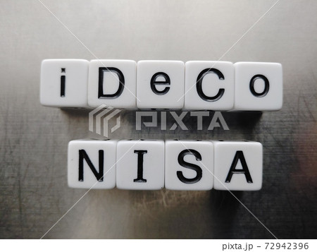 明るい光の中でNISA iDeCoと並べられたのサイコロ文字 72942396