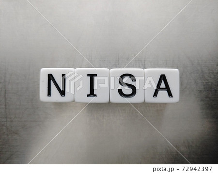 明るい光の中でNISAと並べられたのサイコロ文字2 72942397