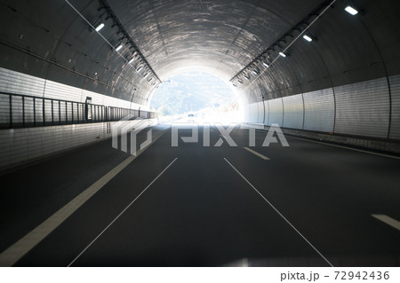 トンネル出口 72942436
