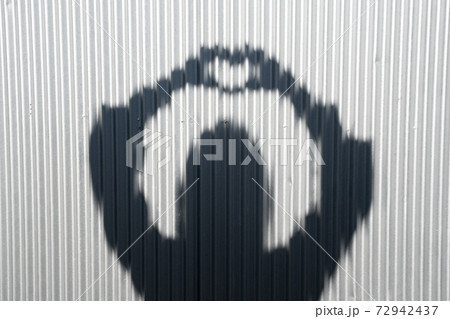 波板に映るシルエット 波板に映るシルエット 72942437