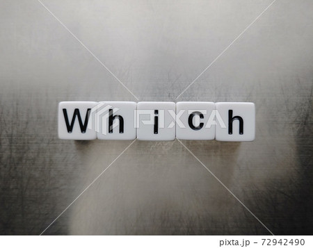 明るい光の中でWhichと並べられたのサイコロ文字1 明るい光の中でWhichと並べられたのサイコロ文字1 72942490