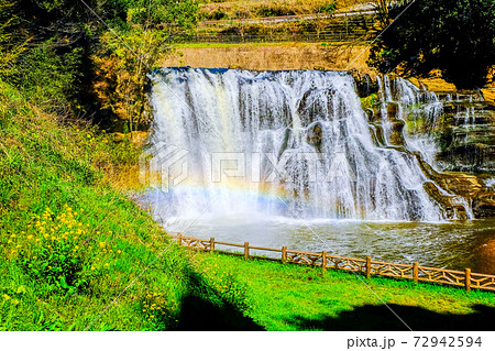 虹と水飛沫 72942594