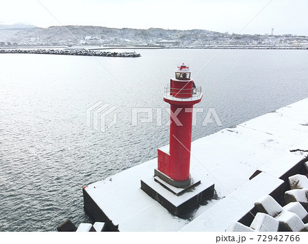 冬の北海道江差町江差港の赤灯台の雪景色を撮影 72942766