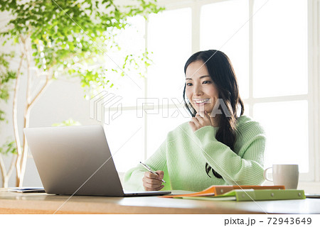 若い女性 テレワーク リモートワーク オンライン授業 若い女性 テレワーク リモートワーク オンライン授業 72943649