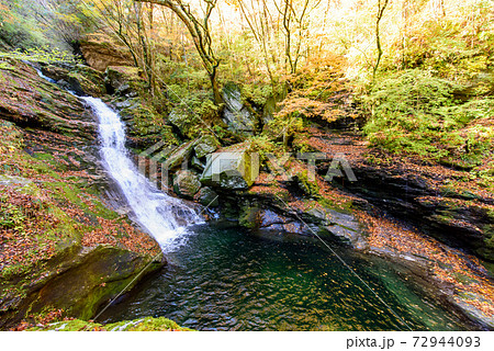 高知県は瀬戸川渓谷の紅葉と滝 72944093