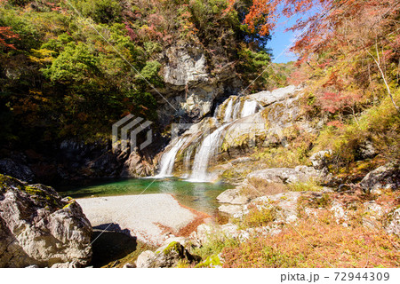高知県は瀬戸川渓谷のアメガエリの滝と紅葉 72944309