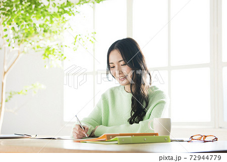 若い女性 自宅学習 若い女性 自宅学習 72944779