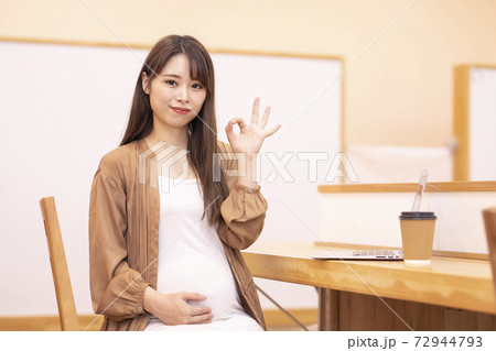 パソコンを使う妊婦 パソコンを使う妊婦 72944793