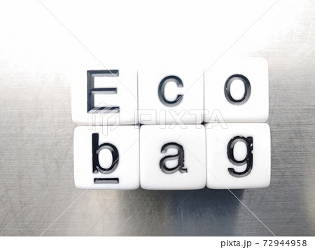 明るい光の中でEco bagと並べられたのサイコロ文字1 明るい光の中でEco bagと並べられたのサイコロ文字1 72944958