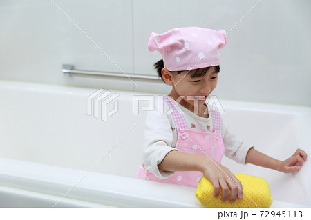 お風呂掃除を手伝う5歳の女の子 72945113