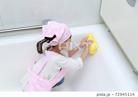 お風呂掃除を手伝う5歳の女の子 72945114