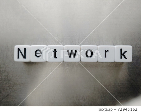 明るい光の中でNetworkと並べられたのサイコロ文字1 明るい光の中でNetworkと並べられたのサイコロ文字1 72945162
