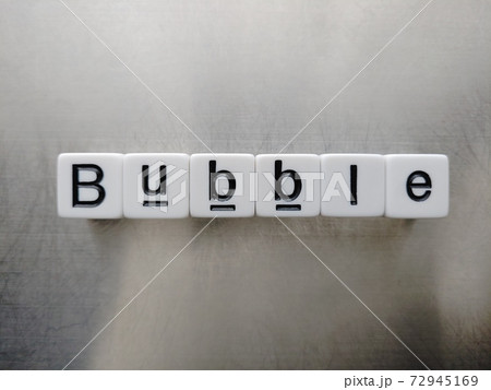 明るい光の中でBubbleと並べられたのサイコロ文字1 72945169